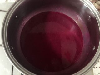 7、心形火龙果慕斯,用小火将火龙果泥略微加热,加入吉利丁粉20g,不断搅拌使吉利丁粉溶解,不要烧开,将火龙果泥晾凉备用。