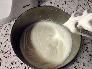 9、心形火龙果慕斯,奶油打发到6.7成状态,奶油有淡淡的纹路。