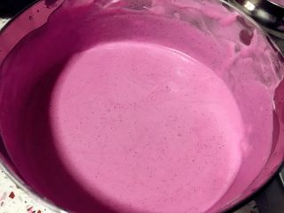 10、心形火龙果慕斯,分3次将淡奶油混合到将火龙果泥中,快速拌均匀,细腻无结块。