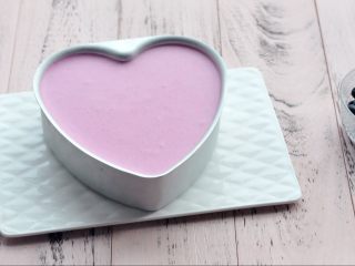 12、心形火龙果慕斯,送入冰箱冷藏3小时,脱模前可再冷冻20分钟。