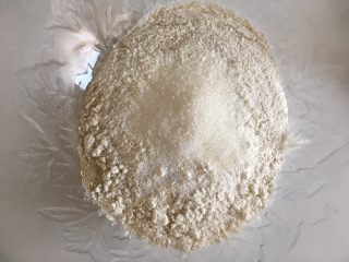 1、蔬菜牛肉披萨,面粉、糖、盐、酵母混合