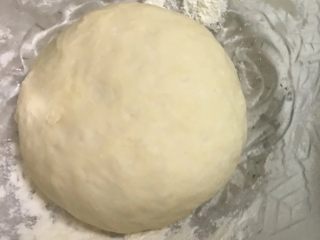 3、蔬菜牛肉披萨,揉捏醒发一个小时