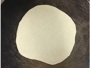 4、蔬菜牛肉披萨,将面皮擀圆