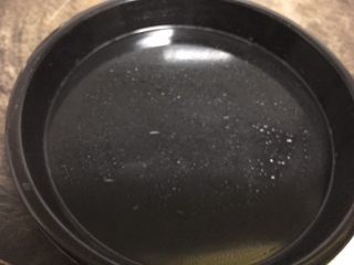 5、蔬菜牛肉披萨,披萨盘刷上油