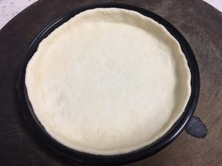 6、蔬菜牛肉披萨,放入面皮