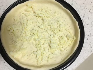 8、蔬菜牛肉披萨,撒上芝士奶酪（可以在面皮刷上番茄酱，由于本人不喜欢，所以放的小西红柿）