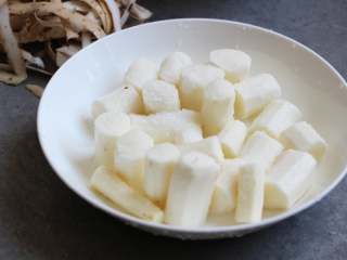 3、枣泥山药糕,带上手套,将山药去皮,切成小段放入中盘,撒上糖,然后与红枣一起放入蒸锅蒸一个小时左右。