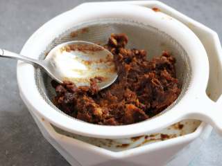 5、枣泥山药糕,红枣剥皮去核,枣泥也用料理机搅打一下,然后放筛网上用勺子挤压过筛,用勺子把枣泥从筛网下刮下,这样枣泥细腻,口感更好些。