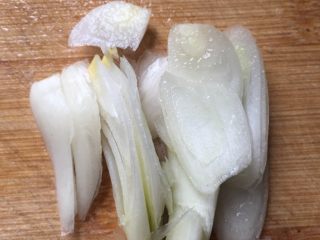 3、凉拌藠头,每个切成薄片