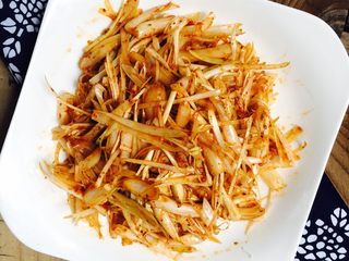 6、凉拌藠头,盛盘后腌制10分钟后食用口感更佳