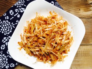 7、凉拌藠头,香气浓郁，肥嫩鲜甜而微带辣。