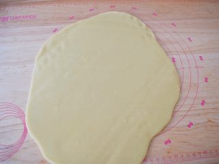 9、卡通奶香饼干,然后用擀面杖擀成约2mm的厚片