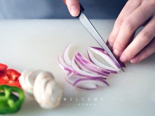 6、麻辣小龙虾披萨,洋葱切条；