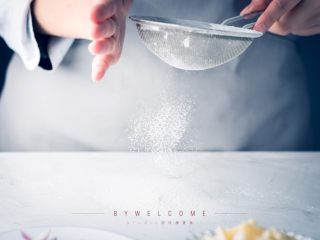 8、麻辣小龙虾披萨,桌面上撒上少许高粉，将发好的面团拿到桌面上用擀面杖擀圆；