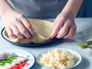 9、麻辣小龙虾披萨,披萨盘上先均匀刷上一层软化的黄油，然后再将擀圆的面饼放入盘中，面饼直径要比披萨盘大一圈，擀面饼的时候厚薄也要均匀；