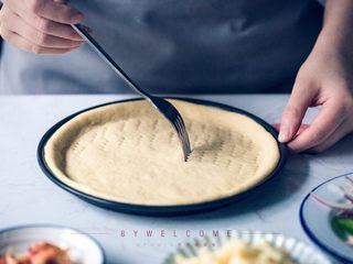 11、麻辣小龙虾披萨,面饼发酵完用叉子扎上洞；
