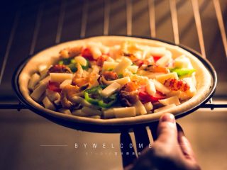 15、麻辣小龙虾披萨,烤箱预热后放入披萨，200度上下火，烤10-15分钟即可。