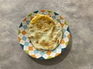 2、纸盒三明治,先把鸡蛋煎好备用