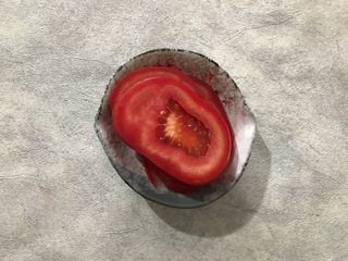 3、纸盒三明治,西红柿用饮用水洗净之后切片，我们这里只需用到四片