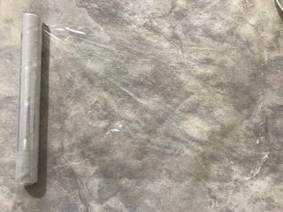 4、纸盒三明治,在桌子上铺上一大张保鲜膜