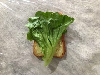 6、纸盒三明治,放上一片用饮用水清洗干净的生菜