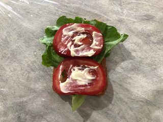 7、纸盒三明治,放上两片西红柿，随意抹上适量沙拉酱