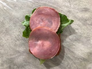 8、纸盒三明治,盖上两片火腿片