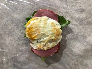 9、纸盒三明治,铺上煎鸡蛋