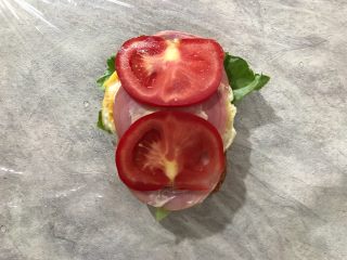 11、纸盒三明治,盖上西红柿