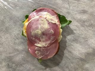 10、纸盒三明治,随意抹上适量沙拉酱