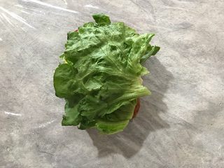 12、纸盒三明治,铺上生菜
