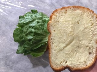 13、纸盒三明治,将另外一片吐司均匀抹上适量沙拉酱