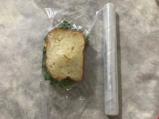 15、纸盒三明治,用保鲜膜把三明治包起来