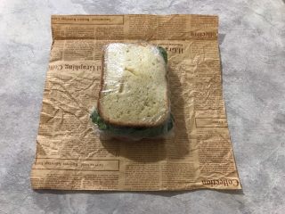 17、纸盒三明治,取一张你喜欢的油纸，将三明治放在中间位置