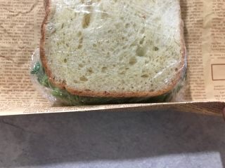 18、纸盒三明治,上下两边根据三明治的高度往里折进去