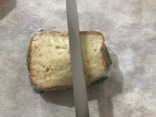 22、纸盒三明治,吃的时候用锯齿刀将三明治对半切开就可以了