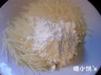 1、芝心土豆丝饼,土豆去皮切丝，加入淀粉