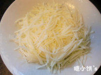 2、芝心土豆丝饼,放入少许黑胡椒，罗勒碎，帕玛森芝士粉和盐抓均匀