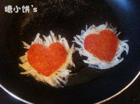 4、芝心土豆丝饼,平底锅刷一层油。放入土豆丝。上面摆上香肠片