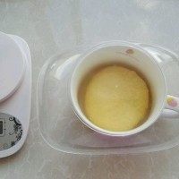 1、水果披萨,先把面粉.鸡蛋液.盐.酵母.水.黄油均匀混合和成面团，然后用盖子盖上，发酵2个小时。