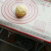 2、水果披萨,把发酵好的面团放在硅胶垫上撒点面粉，然后开始揉成面团，揉成不能沾手的面团。