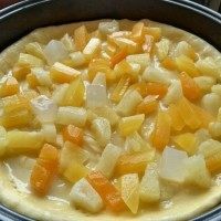 4、水果披萨,先放一层炼奶然后在放点芝士然后在放点水果