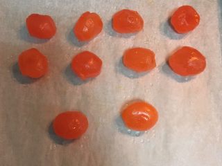 4、蛋黄月饼,咸蛋黄喷少量白酒，170度烤箱烤五分钟。