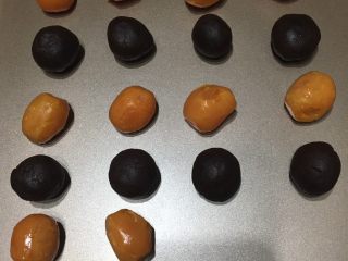 5、蛋黄月饼,蛋黄和豆沙称重，保证每个蛋黄加豆沙30克。