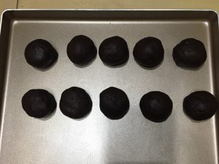 6、蛋黄月饼,包馅，蛋黄放中间，虎口向上收。