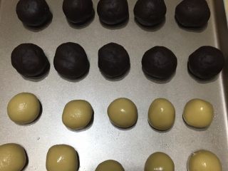7、蛋黄月饼,7.面团分成20克一个。