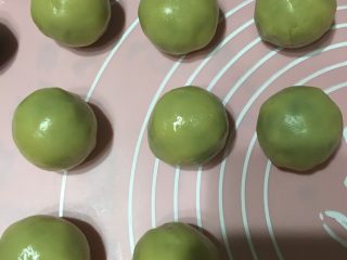 8、蛋黄月饼,把饼皮和馅包起来。