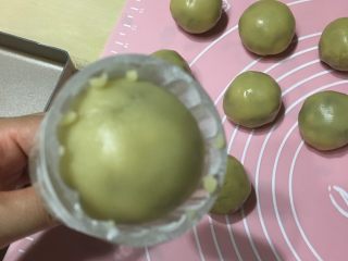 9、蛋黄月饼,表面粘少许粉放入月饼模按压。