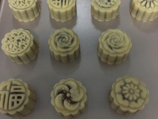 10、蛋黄月饼,按的同时，烤箱200度预热。月饼表面喷少许水。