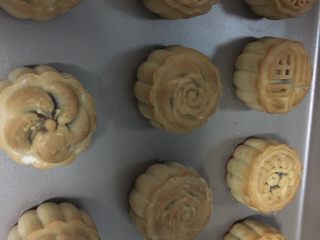 11、蛋黄月饼,放入烤箱烤五分钟取出。